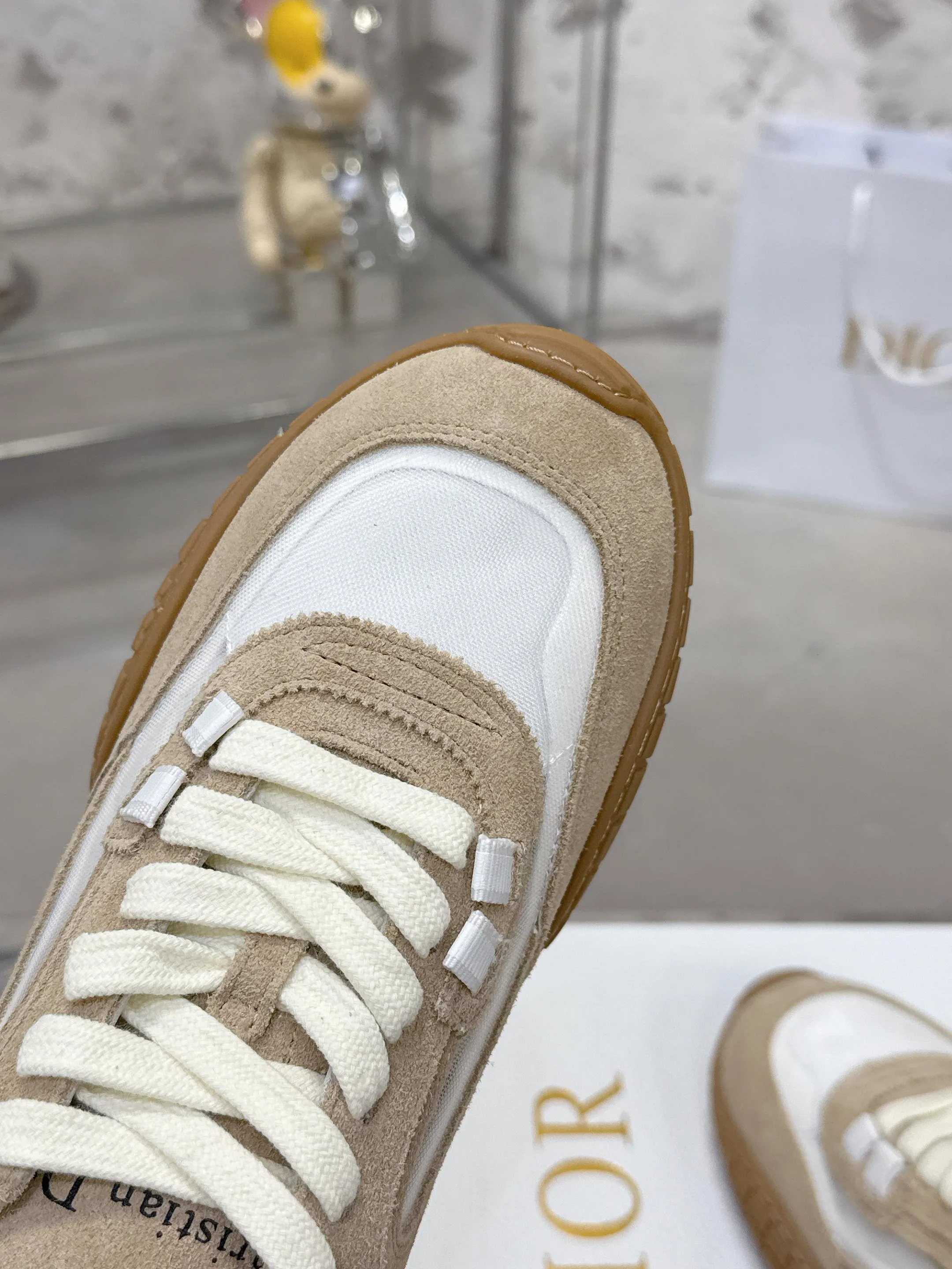 Factory price 640💰 Top version! ! ! Dior Tech sneakers Dior Tech is newly launched, with exquisite color matching and autumn and winter atmosphere. This Dior Tech sneaker is a new product in the 2026 early spring ready-to-wear series. It is equipped with fashionable details and highlights the retro aesthetics. Made of calfskin and suede calfskin upper with transparent mesh side panels and ChristianDior Paris signature on the heel and tongue. A textured, tonal Dior signature sole adds couture style. Upper material: Textile, cowhide split leather, cowhide leather with Christian Dior Paris logo on the heel and tongue Textured Dior logo rubber sole embellished with Christian Dior's lucky star symbol! Size 35-46 (40 for women, 41 for men, 38.45.46, custom made and non-refundable)